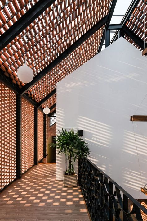 block architects encloses house in vietnam with patterned brick shell Brick Jali, Industrial Exterior Design, Industrial Exterior, Eksterior Modern, Housing Ideas, Tropical Architecture, Desain Lanskap, Rooftop Patio, Brick Architecture