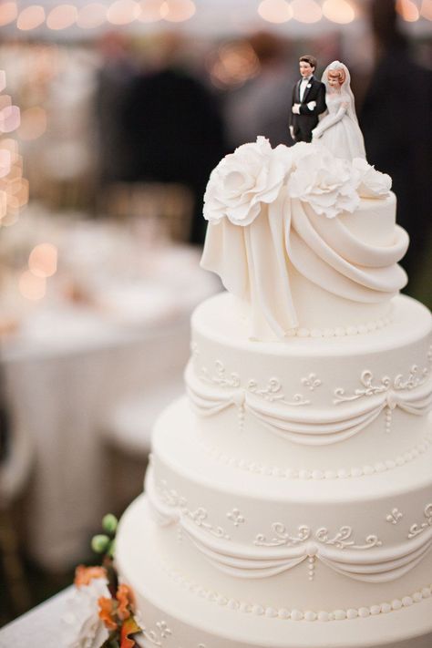 #traditionalweddingcake #traditional #wedding #cake #traditional #wedding #cakes #classy Pretty Wedding Cakes, Wedding Cakes Elegant, Traditional Wedding Cakes, Traditional Wedding Cake, Classic Wedding Cake, Dream Wedding Cake, Cake Photography, Fall Wedding Cakes, Gorgeous Wedding Cake