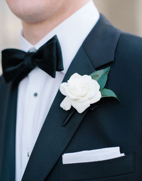 Modern Groom Boutonniere, Elegant Wedding Boutonniere, Boutineer Ideas Wedding Simple, White Boutonniere Wedding Simple, White Boutennaire, Wedding Boutonniere White, White Boutineer, White Wedding Boutonniere, Tuxedo Flower