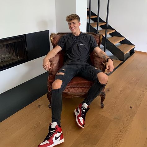 High Top Jordans Outfit Men, High Top Jordans Outfit, Nike High Tops Outfit, Jordan 1 High Outfit, High Top Jordans, Jordan Style, 5sos Luke, Jeans Outfit Men, Nike Kicks