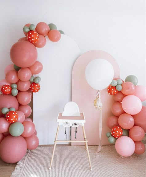 Baby First Birthday Themes, First Birthday Balloons, Surrounded By People, Deco Ballon, Berry First Birthday, Baby Birthday Themes, Twins 1st Birthdays, 1st Birthday Party Themes, Strawberry Party