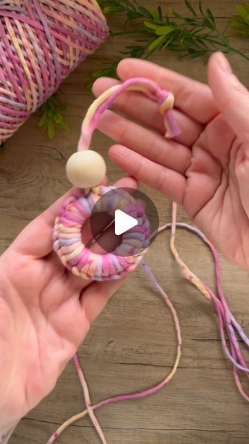 Wooden Curtain Ring Crafts, Macrame Door Wreath, Wooden Bead Crafts Diy, Crafts With Wooden Beads, Wooden Ring Crafts, Wood Bead Ornaments Diy, Macrame Wreath Diy, Wooden Bead Crafts, Wooden Beads Crafts