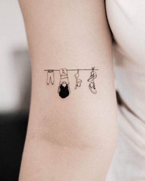 Best Mini Tattoos For Women, Tatto Design For Girls Arm, Women’s Tricep Tattoo, Upper Arm Line Tattoos For Women, Womens Inner Arm Tattoo, Vertical Arm Tattoos For Women, Tattoo For Inner Arm, Tattoos For Moving On, Top Tattoo For Women