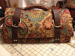 Carpet Bag Purse, Carpet Bags, Victorian Carpet, Funky Bags, Handmade Leather Backpack, Making Bags, Handbags Vintage, Sew Simple, Tandy Leather