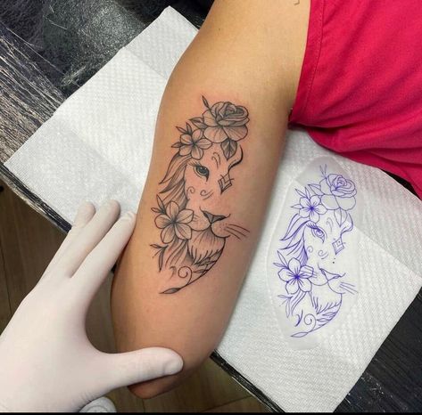 Small Lion Tattoo For Women, Tattoo Ideas Leg, Small Lion Tattoo, Aesthetic Tattoo Ideas, Unique Half Sleeve Tattoos, Hand Tattoos For Girls, Tattoo Aesthetic, Mommy Tattoos, Leo Tattoos