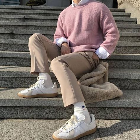 𝗽𝗶𝗻𝘁𝗲𝗿𝗲𝘀𝘁: 𝗵𝗼𝗻𝗲𝗲𝘆𝗷𝗶𝗻 ✩ Alexander Aesthetic, Pink Sweater Outfit, Soft Boy Outfits, Mens Fashion Vintage, Mens Fashion Dressy, Sport Logos, Cheap Mens Fashion, Soft Boy, Paris Mode