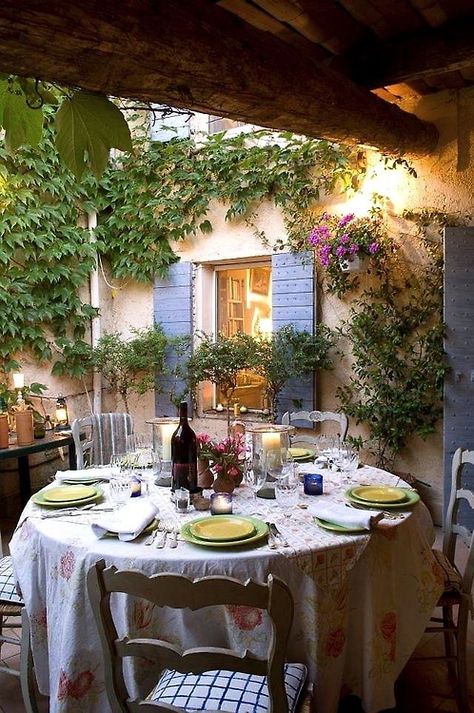 French country Style Toscan, Cottage Outdoor, Style Cottage, Versace Home, Patio Interior, Table Chairs, French Cottage, Tuscan Style, French Country Cottage