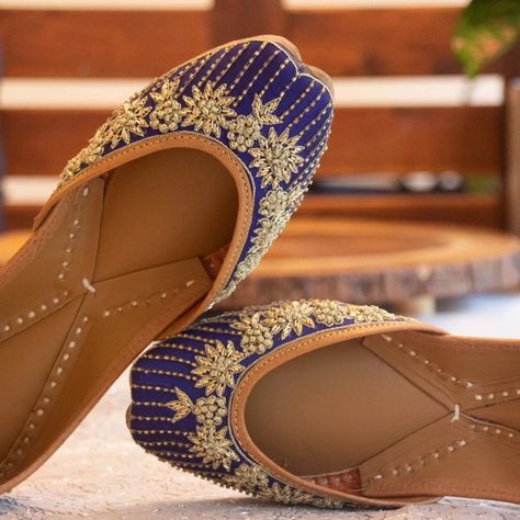 Blue Punjabi Jutti, Bridal Jutti, Juttis For Women, Traditional Jutti, Royal Blue Heels, Cutdana Work, Punjabi Jutti, Afghan Dresses, Blue Heels