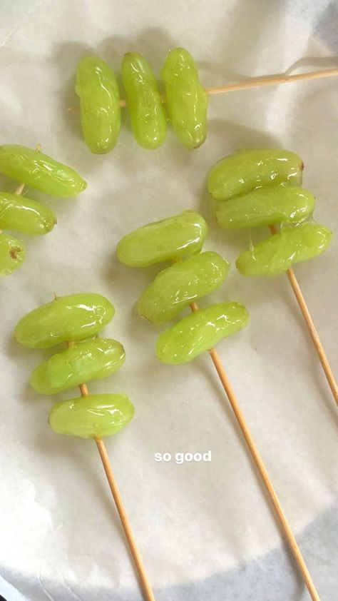 green grape skewers tanghulu Tanghulu Aesthetic, Grape Tanghulu, Tang Hulu, Grape Skewers, Korean Dessert, Green Grape, Man Cooking, Junk Food Snacks, Summer Snacks