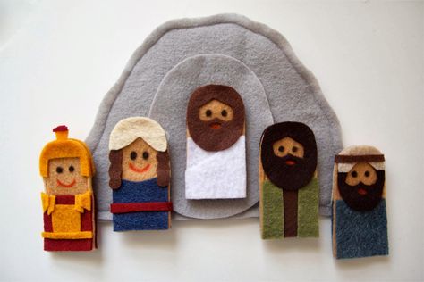 A Song of Sixpence: The Resurrection Story, felt finger puppets Daniel In The Lion's Den, Preschool Easter, The Easter Story, Finger Puppet Patterns, Flannel Boards, Lion's Den, Felt Finger Puppets, Easter Stuff, Puppet Patterns