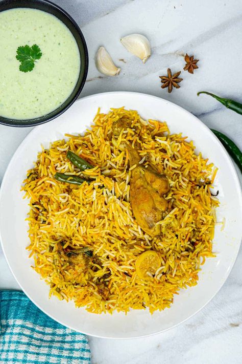 Biryani Recipes, Chicken And Rice Dishes, Cucumber Raita, Chicken Biryani Recipe, Rice Chicken, Creamy Cucumbers, Tamarind Chutney, Chicken Biryani, Pan Dinners