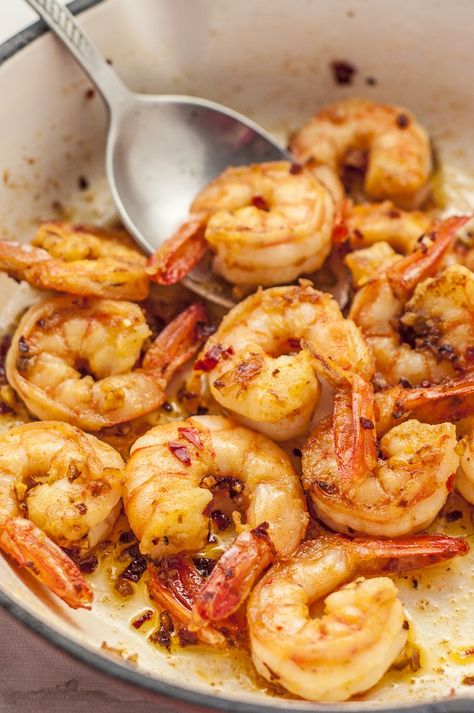 This easy 15-minute spicy garlic ginger shrimp is a simple shrimp recipe with a spicy kick. It's perfect for busy weeknights when you can't spare a lot of time, and don't want to spare any flavor. Shrimp And Ginger Recipes, Ginger Shrimp Recipes, Ginger Shrimp, Seafood Recipe, Easy Seafood, Shrimp Recipes Easy, Shrimp Dishes, Shrimp Recipe, Health Conscious