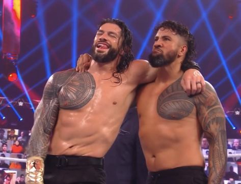 Roman Reigns And The Usos, Samoan Men, Roman Reigns Family, Wwe Funny, Roman Reigns Smile, The Usos, Roman Reigns Shirtless, Paul Heyman, Roman Reigns Wwe Champion