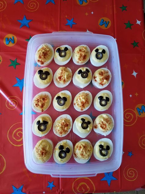 Mickey Mouse Deviled Eggs. So cute and easy! Mickey Mouse Birthday Breakfast, Mickey Mouse Sandwiches, Mickey Mouse Party Food Labels, Minnie Birthday Food Ideas, Mickey Mouse Veggie Tray, Mouse Deviled Eggs, Mickey Mouse Charcuterie Board, Mickey Mouse Treat Table, Mickey Mouse Fruit Tray