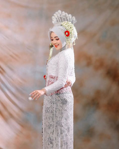 Kebaya Outfit, Pose Pengantin, Moodboard Wedding, Wedding Hijab Styles, Indonesia Traditional, Pose Wedding, Kebaya Wedding, Adat Jawa, Traditional Wedding Dress