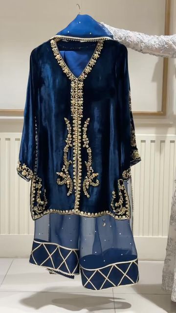 Mehndi Colour Suit Design, Valvet Suite Design Pakistani, Velvet Pakistani Dress Party Wear, Velvet Suit Designs Indian, Velvet Suit Designs Pakistani, Pak Suits, Latest Velvet Suit Designs, Velvet Pakistani Dress, Pr Boxes