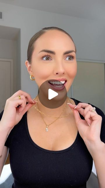 Sabryna on Instagram: "The best little hacky hack 🫶🏼✨ @mickeys_girl   #necklacelayering #goldjewellery #necklaces #mickeysgirl #jewelryhack" How To Shorten Necklace Chain, Necklace Layering Hack, Necklace Hack, Layering Hacks, Fashion Tricks, Jewelry Hacks, Stacked Necklaces, Creative Idea, Mom Jewelry