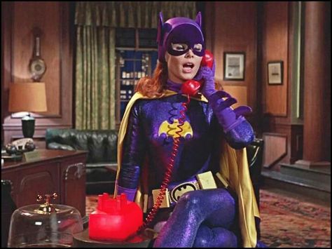 Batgirl on the Bat-phone Batgirl Pictures, Joker Arkham, Deadpool Spiderman, Batgirl Art, Batgirl And Robin, James Gordon, Batman Tv Show, Yvonne Craig, Batman 1966