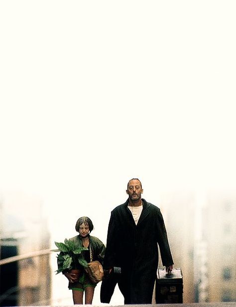 Leon the Professional Mathilda Lando, The Professional Movie, Leon The Professional, Luc Besson, Jean Reno, Film Inspiration, Movie Wallpapers, Film Art, Cinematic Photography