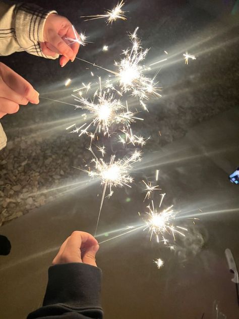 Celebration Aesthetic, Party Sparklers, Ariana Grande Anime, Birthday Party Images, Winter Celebration, 20th Birthday Party, Eighteenth Birthday, Forty Birthday, New Year Fireworks