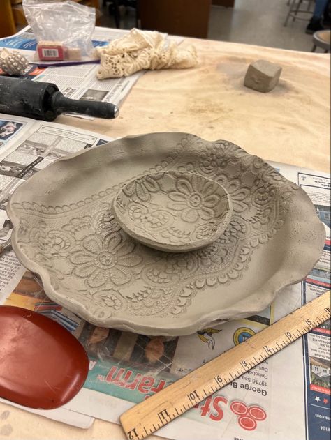 Ceramic Serving Platter Pottery Ideas, Hand Built Plates, Dip Plate Ceramic, Hand Built Serving Platter, Coil Pottery Platter, Ceramic Platters Handmade, Pottery Handbuilding Serving Platters, Pottery Platter, Pottery Patterns