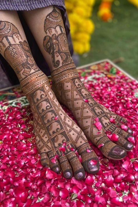 Hardly do brides these days want the same old elaborate traditional designs on their feet that extend all the way up to the knee- modern brides need contemporary designs, and if you're looking for inspiration, then you have it right here! Here are some feet mehndi designs we like off late, which are perfect for brides-to-be. Bridal Feet Mehndi, Feet Mehndi Designs, Feet Mehndi Design, Leg Mehendi Design, Leg Henna Designs, Feet Mehndi, Leg Mehndi, Mehndi Designs Bridal Hands, Legs Mehndi Design