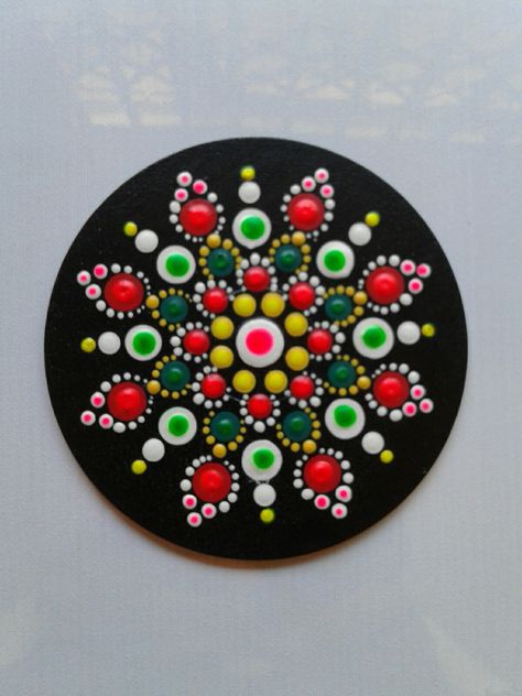 Mandala painted on a CD Simple Mandala Painting, Simple Dot Mandala, Christmas Mandala, Mandala Painted Rocks, Mandala Rock Art, Simple Mandala, Mandala Design Pattern, Mandala Art Lesson, Rock Painting Patterns