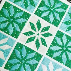 Quilt Design Wall, Fabric Christmas Decorations, Crafts Winter, Snowflake Quilt, Christmas Quilt Blocks, Mini Quilt Patterns, Stars Quilt, Christmas Quilt Patterns, Basic Quilt