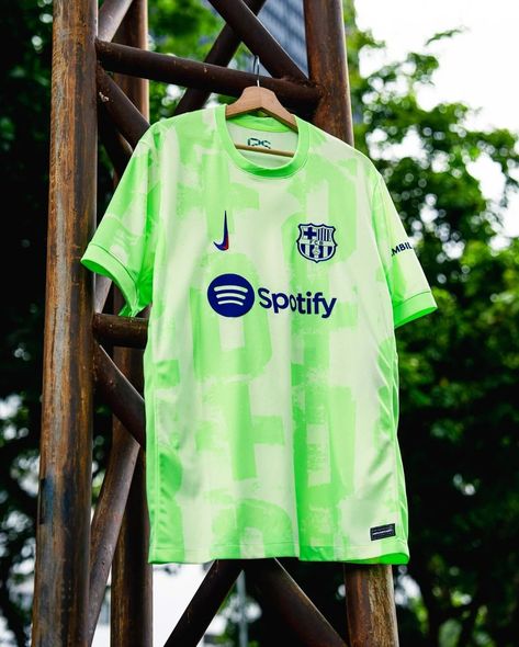 Camisa Barcelona Third 24/25 💚💚 Disponível aqui na @lojanightfutsports! 💥 Pague 2 Leve 3 + Frete Grátis! 🔥 Acesse nosso site e garanta já a sua! 🛒 www.nightfutsports.com.br . . . #futebol #camisadetime #barcelona #viscabarca #barça #lamineyamal #raphinha #lewandowski September 17, Jersey Design, Soccer Jersey, Bart Simpson, Barcelona, Soccer, Bar, Sports, Photography