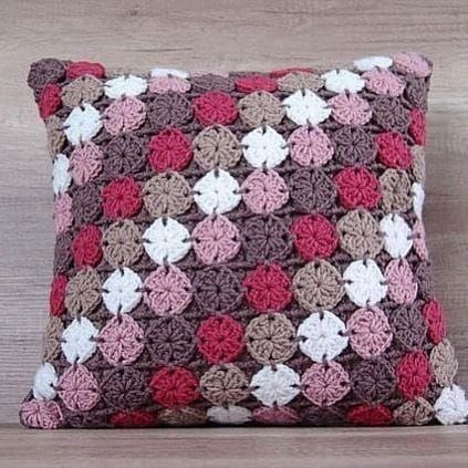 Colorfull Decorative Crochet Work Cushion Cover And Pillowcase Design Ideas Crochet Pillow Case Pattern, Crochet Pillow Patterns Free, Crochet Pillow Cases, Crochet Cushion Pattern, Cushion Cover Pattern, Pillow Crochet, Crochet Cushion, Patchwork Heart, Crochet Pillow Cover