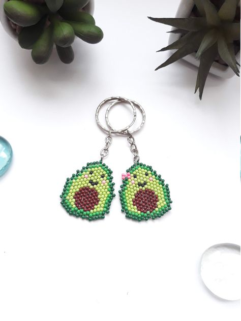 Miyuki Keychain, Beaded Avocado, Girl Keychains, Food Keychains, Avocado Keychain, Avocado Food, Diy Jewelry Display, Pony Bead Patterns, Keychain Set