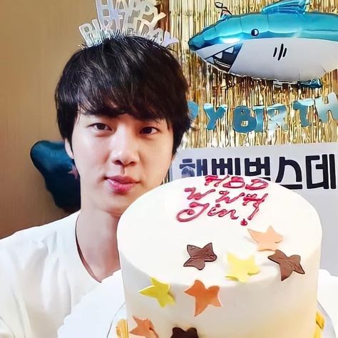 BTS 방탄소년단 Jin on Instagram: “HAPPY BIRTHDAY TO THE ULTIMATE HYUNG, THE REAL MAKNAE AND THE ONE AND ONLY WORLDWIDE HANDSOME 💜💜💜 jin bts ;; Don’t be shy leave a comment…” Kim Seokjin Birthday, Jin Pic, Bts Birthdays, Jin Bts, Seokjin Bts, Worldwide Handsome, Jung Kook, Jungkook Cute, Bts Twt