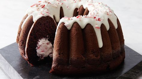 Hello there, rich chocolate bundt cake with a delightful drizzle of frosting and crushed candy on top. What’s that? You also have a minty, marshmallow-y middle? What kind of wizardry is this? It isn’t magic—the trick to a secretly-stuffed cake is easier than you may think. Filled Bundt Cake, Chocolate Peppermint Bundt Cake, Peppermint Bundt Cake, Cheeseburger Meatballs, Hot Chocolate Peppermint, Creme Cake, Tube Cake Pan, Mix Chocolate, Chocolate Bundt