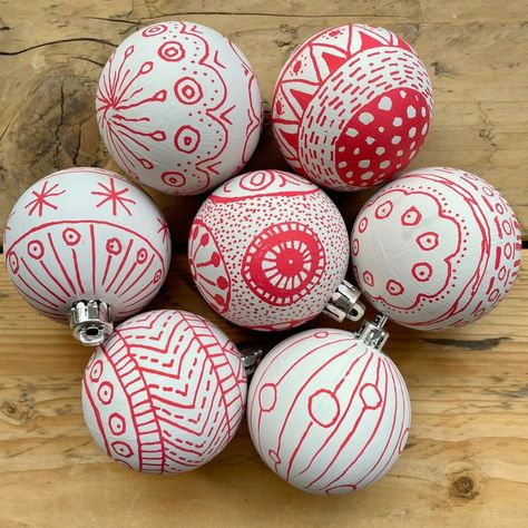 Upcycle Christmas Baubles - Zentangle Inspired Painted Christmas Baubles Diy, Decoupage Baubles Diy Christmas, How To Paint Christmas Balls, Homemade Christmas Baubles, Painted Baubles Christmas, Diy Baubles Christmas, Homemade Baubles, Simple Doodling, Christmas Baubles Diy