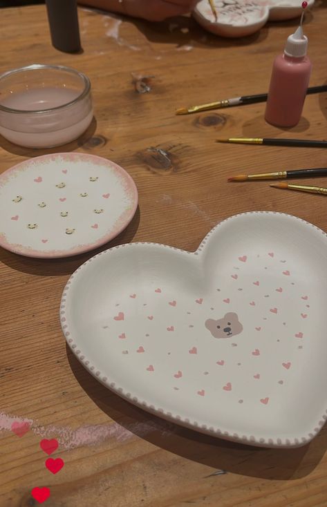 Cute Pottery Ideas Aesthetic, Cute Pottery Plate Ideas, Color Me Mine Ideas Inspiration Plate, Pottery Painting For Beginners, Heart Plate Painting, Pottery Painting Ideas Coquette, Clay Cafe Painting Ideas Easy, Cute Pottery Plate, Simple Pottery Designs