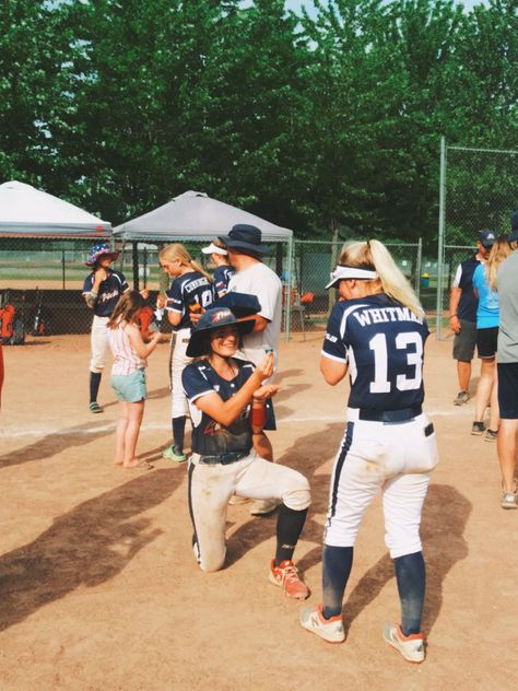 Softball Pictures Poses Friends, Softball Friend Pictures, Softball Buddy Pictures Ideas, Softball Pics With Best Friend, Preppy Softball Pics, Softball Media Day Poses Duo, Baseball And Softball Couple, Softball Pictures With Friends, Softball Aesthetic