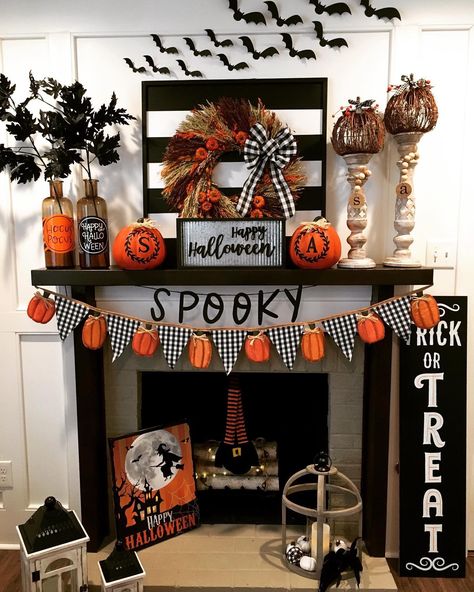 Halloween Shelf Decor, Shelf Decor Ideas, Halloween Shelf, Halloween Mantel Decor, Halloween Fireplace, Decorate For Halloween, Halloween Cookies Decorated, Halloween Mantel, Halloween Room Decor