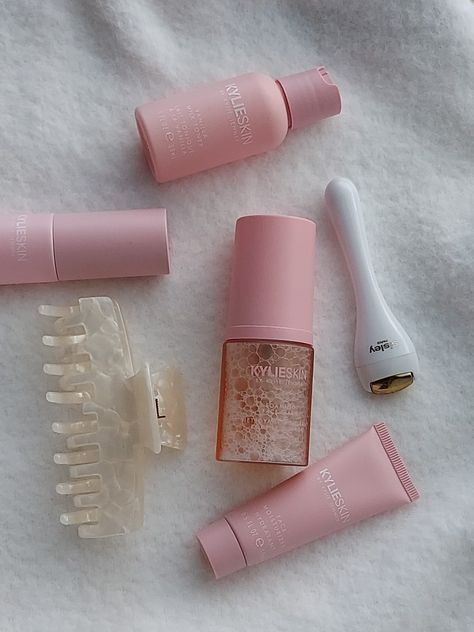 Kylie Skin Aesthetic, Kylie Aesthetic, Kylie Jenner Blonde, Skin Aesthetic, Kylie Makeup, Kylie Skin, Computer Basic, Kylie Cosmetics, Makeup Skin Care