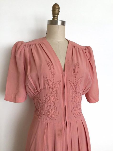 40s Outfits, 1940s Women, 30s Fashion, Muted Pink, 40s Fashion, 1940s Dresses, 1930s Fashion, Vintage Style Dresses, 1940s Fashion