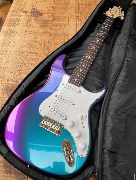 Lavender Electric Guitar, Gitar Vintage, Blue Chameleon, Purple Guitar, Blue Electric Guitar, E Guitar, Pretty Guitars, Electric Guitar Design, Guitar Obsession