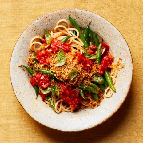 Thomasina Miers' recipe for tomato and green bean spaghetti with lemon-garlic crumb | Pasta | The Guardian Pasta Recepies, Veggie Dinner, Perfect Pasta, Vegetarian Dinners, Low Cal, Tomato Recipes, Green Bean, Grilled Vegetables, Main Meals