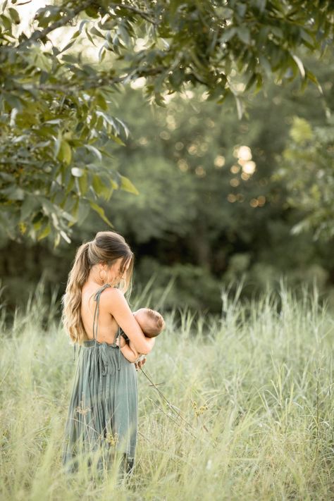 5 Rules to Follow to Make Sure You LOVE Your Fall Family Pictures Outdoor Newborn Photos, Outdoor Newborn Photography, Newborn Family Pictures, Summer Family Pictures, Mother Baby Photography, Mommy And Me Photo Shoot, Family Photos With Baby, Family Photoshoot Poses, Summer Family Photos