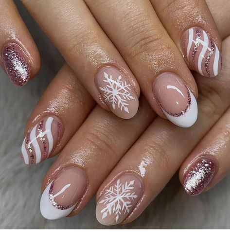 Christmas Nails Cute Designs, Christmas Acrylic Short Nails, Fashion Nails Christmas, Short Nails Gel Christmas, Nails Biab Xmas, Cute Christmas Nails Short French, Christmas Nail For Short Nails, Nude Nails Christmas Design, Cute Short Nails For Christmas