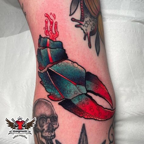 Crab Claw Tattoo, Crab Claw, Blue Crab Tattoo, Ocean Life Tattoos, Lobster Tattoo, Claw Tattoo, Neo Trad Tattoo, Crab Tattoo, Marine Tattoo