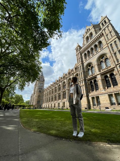 Looks more like a castle to me! Felt like a cute tour guide in my white and beige fit! #studyabroad #london #outfit #ootd #fitcheck #photoinspo #fashion Tour Guide Outfit, Tourism Aesthetic, Ootd Museum, Museum History, London Outfit, White And Beige, Natural History Museum, A Castle, History Museum