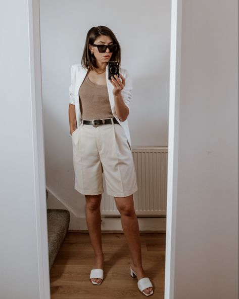 Cream Bermuda Shorts Outfit, Shorts And Belt Outfit, Womens Tailored Shorts, White Short Trousers Outfit, Bermuda Short Outfits, Tailored Bermuda Shorts Outfit, Women Bermuda Shorts Outfits, Korean Shorts Outfits Women, Vest With Shorts