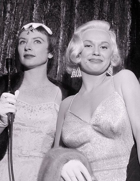 Mamie Van Doren with Amanda Blake on the left ( Miss Blake went on to television fame as Miss Kitty in "Gunsmoke"). Klasik Hollywood, Stars D'hollywood, Joe Dimaggio, Lauren Bacall, Humphrey Bogart, Marilyn Monroe Photos, Norma Jean, Norma Jeane, Old Hollywood Glamour