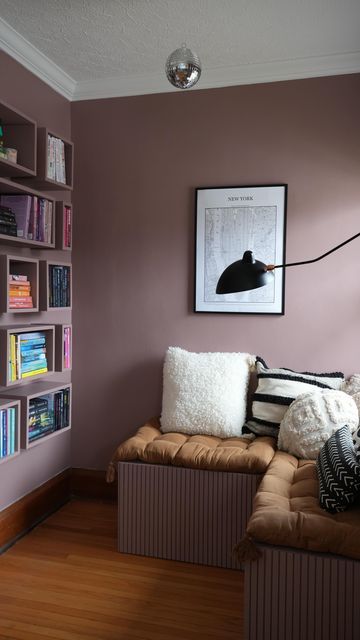 Pink Reading Nook, Alexandra Gater, Office Ideas For Work, Eclectic Office, Colorful Eclectic Home, Eclectic Decor Modern, Maximalist Living Room, Vintage Apartment, Black Sconces