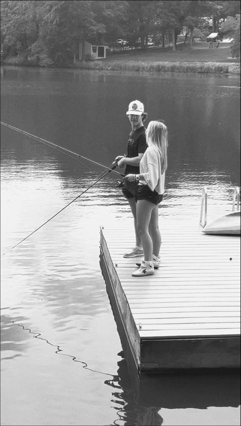 Country Couple Date Ideas, Cute Photos To Take With Your Boyfriend, Country Boyfriend Aesthetic, Poses To Do With Your Boyfriend, Cute Pictures With Boyfriend, Summer Aesthetic Couple, Country Love Aesthetic, Country Boyfriend Goals, Fishing Date