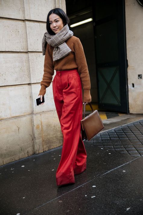 Turtleneck Street Style, Purple Pants Outfit, Dreamy Clothes, How To Wear A Blanket Scarf, Street Style Fall Outfits, Chic Fall Outfits, Paris Fashion Week Street Style, Paris Outfits, Urban Street Style